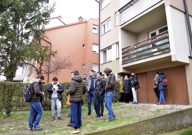 Јовчићи избачени из стана, Аничићи осми пут спасени: Борба породица са извршитељима